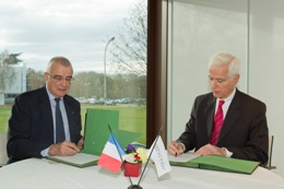 Signature d’un partenariat Nexter Systems – Terre Fraternité (28 novembre 2014)